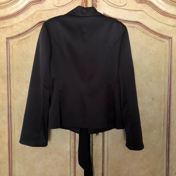 JS Collections satin tuxedo jacket w chiffon tie - Picture 3 of 3